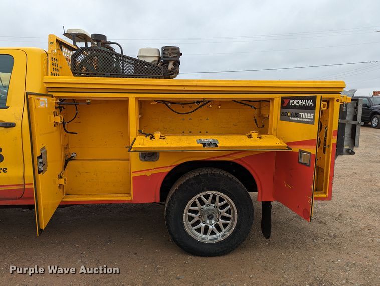 image for item LP9264 2017 Chevrolet Silverado 3500HD  utility bed pickup truck