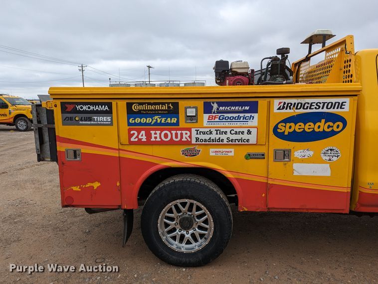 image for item LP9264 2017 Chevrolet Silverado 3500HD  utility bed pickup truck