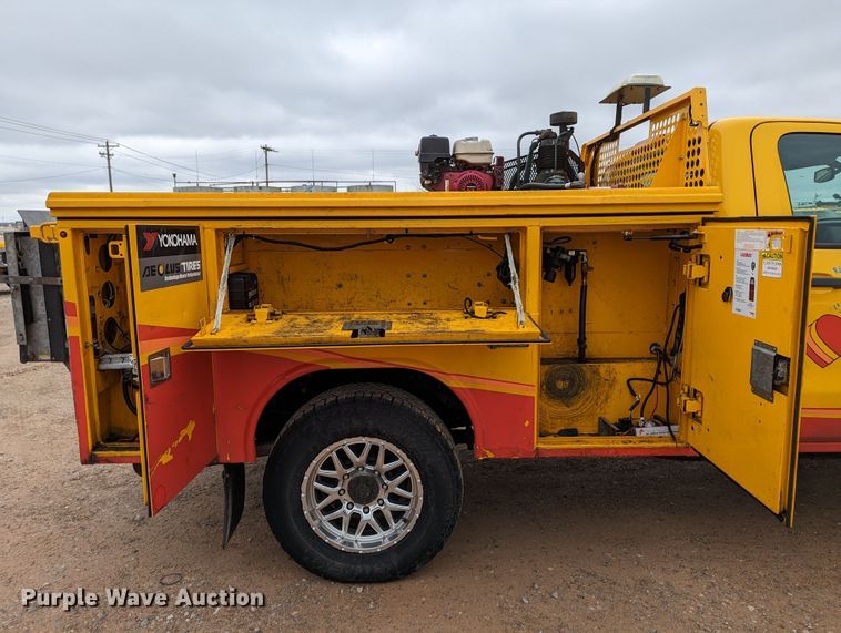 image for item LP9264 2017 Chevrolet Silverado 3500HD  utility bed pickup truck