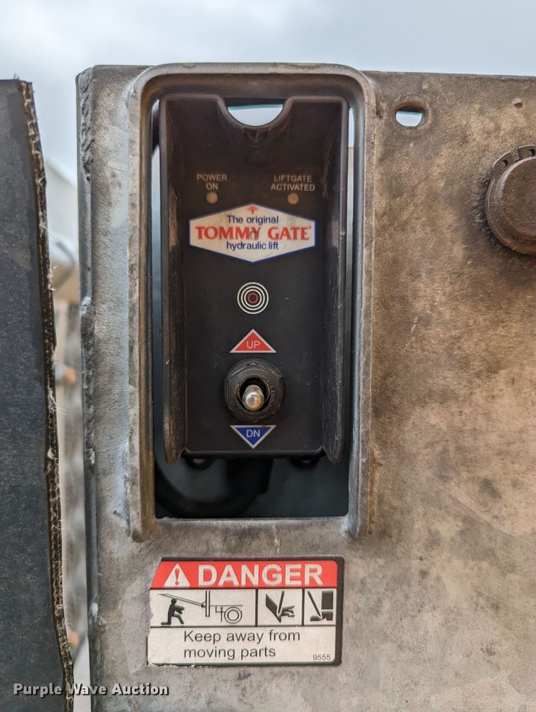 image for item LP9264 2017 Chevrolet Silverado 3500HD  utility bed pickup truck