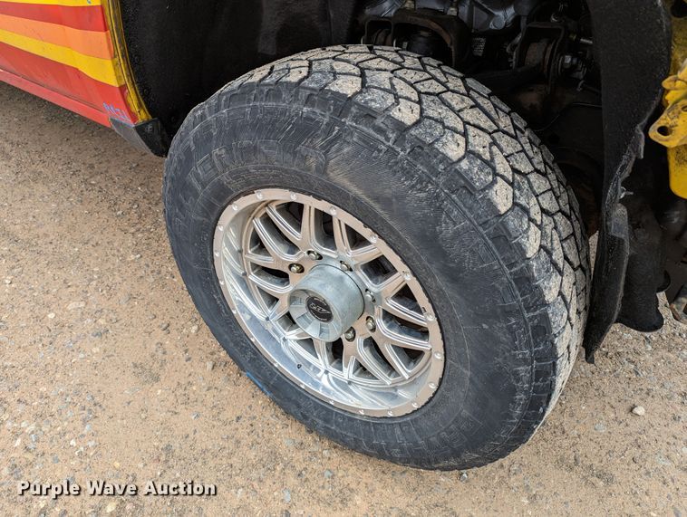 image for item LP9264 2017 Chevrolet Silverado 3500HD  utility bed pickup truck