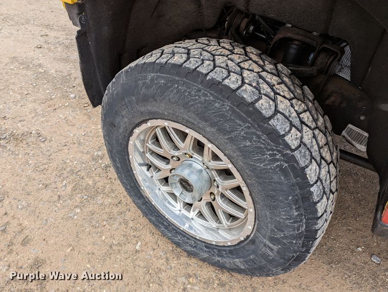 image for item LP9264 2017 Chevrolet Silverado 3500HD  utility bed pickup truck