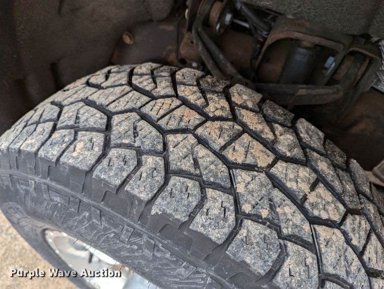 image for item LP9264 2017 Chevrolet Silverado 3500HD  utility bed pickup truck