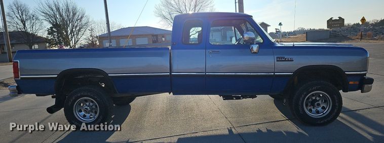 image for item MC9610 1993 Dodge Ram 250  Club Cab pickup truck