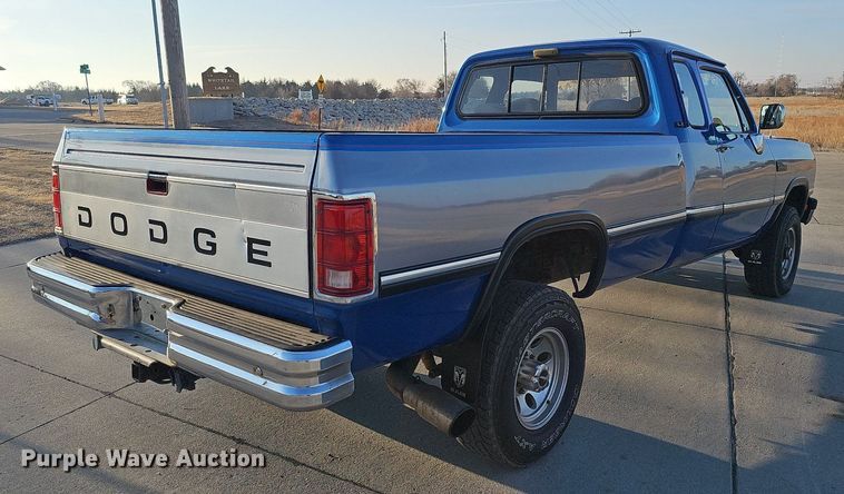 image for item MC9610 1993 Dodge Ram 250  Club Cab pickup truck