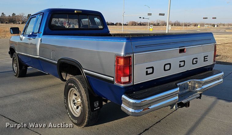 image for item MC9610 1993 Dodge Ram 250  Club Cab pickup truck