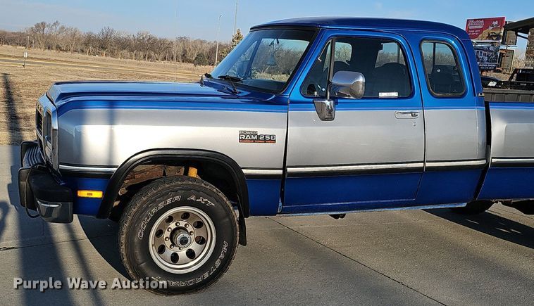 image for item MC9610 1993 Dodge Ram 250  Club Cab pickup truck