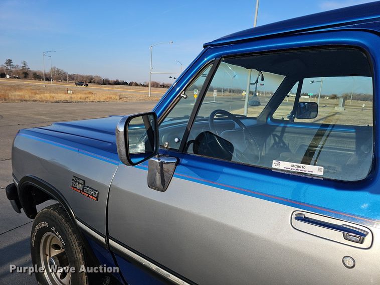 image for item MC9610 1993 Dodge Ram 250  Club Cab pickup truck