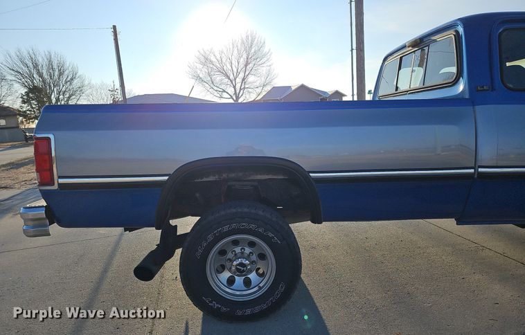 image for item MC9610 1993 Dodge Ram 250  Club Cab pickup truck