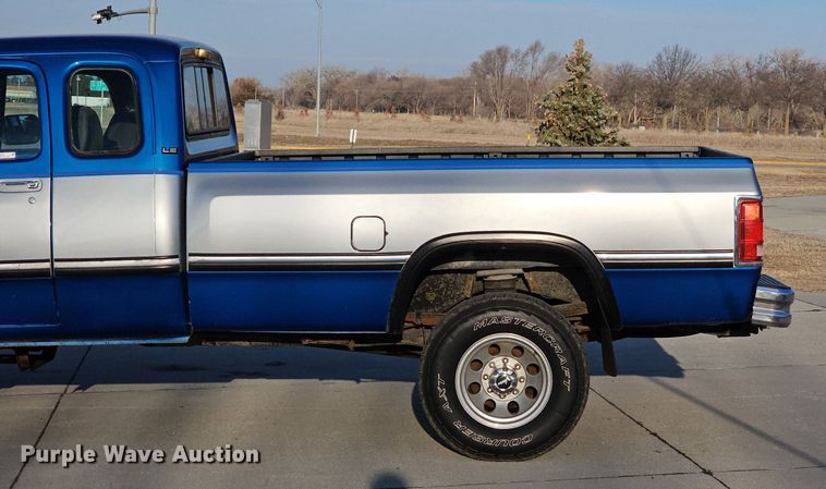 image for item MC9610 1993 Dodge Ram 250  Club Cab pickup truck