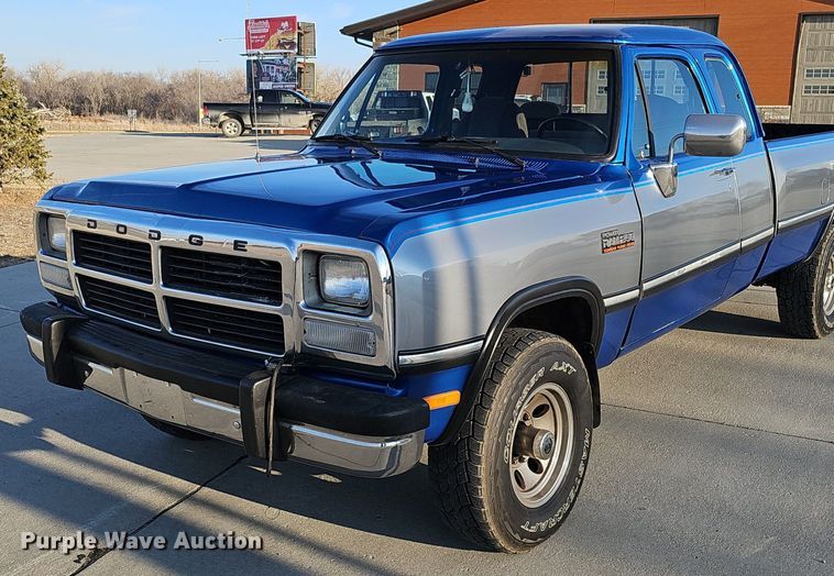 image for item MC9610 1993 Dodge Ram 250  Club Cab pickup truck