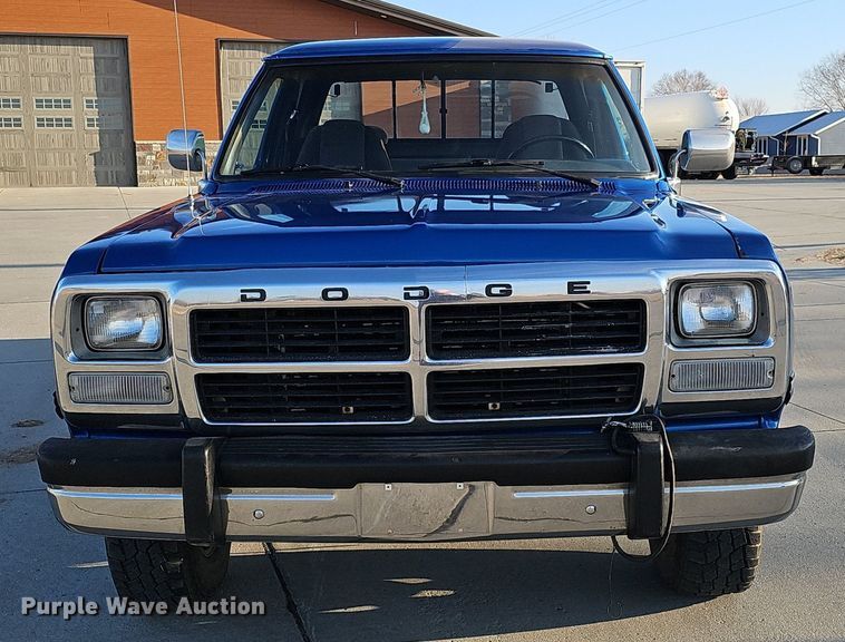 image for item MC9610 1993 Dodge Ram 250  Club Cab pickup truck