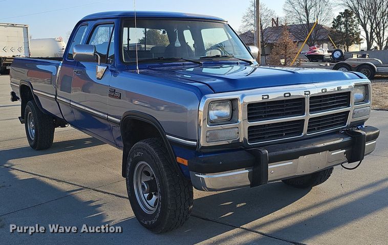 image for item MC9610 1993 Dodge Ram 250  Club Cab pickup truck