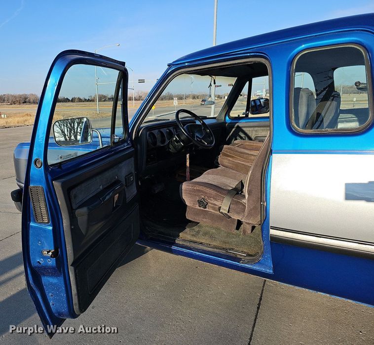 image for item MC9610 1993 Dodge Ram 250  Club Cab pickup truck