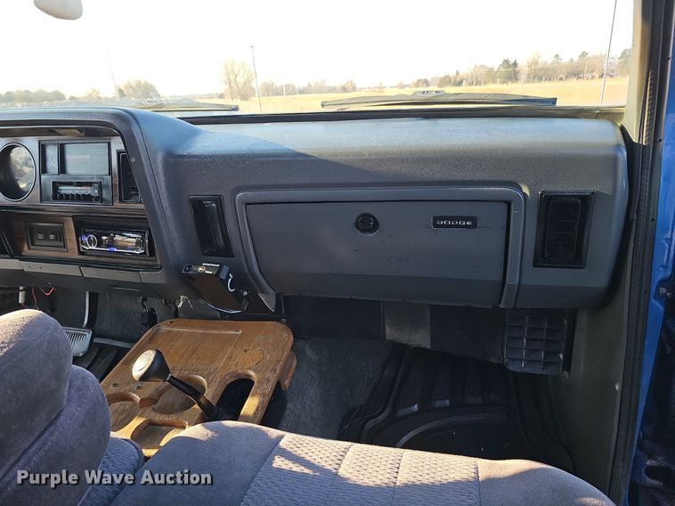 image for item MC9610 1993 Dodge Ram 250  Club Cab pickup truck