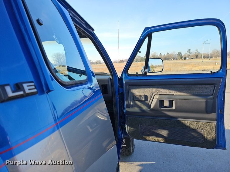 image for item MC9610 1993 Dodge Ram 250  Club Cab pickup truck