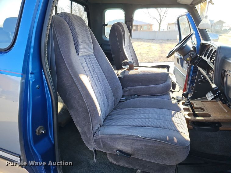 image for item MC9610 1993 Dodge Ram 250  Club Cab pickup truck