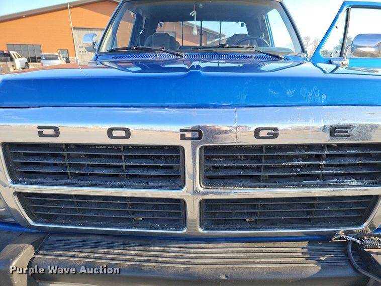 image for item MC9610 1993 Dodge Ram 250  Club Cab pickup truck