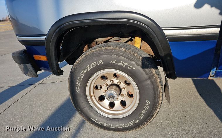 image for item MC9610 1993 Dodge Ram 250  Club Cab pickup truck