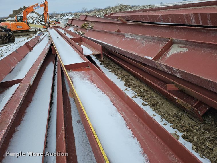 image for item DO4226 Approximately 107 pieces of red iron building materials