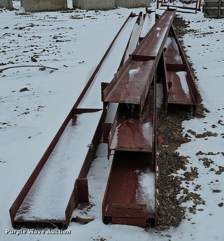 image for item DO4226 Approximately 107 pieces of red iron building materials