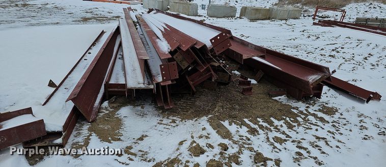 image for item DO4226 Approximately 107 pieces of red iron building materials