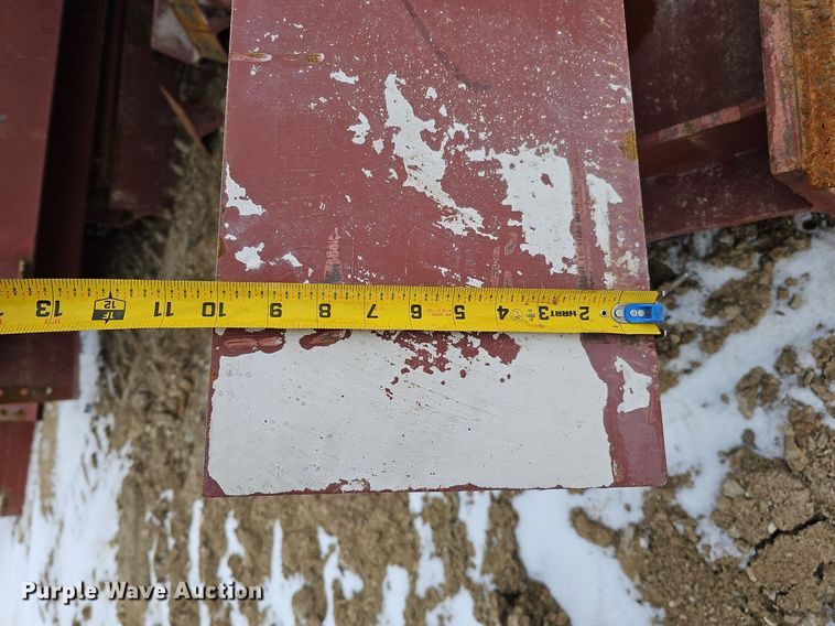 image for item DO4226 Approximately 107 pieces of red iron building materials