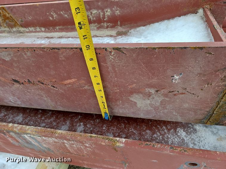 image for item DO4226 Approximately 107 pieces of red iron building materials