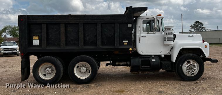 image for item DQ2004 1985 Mack  dump truck
