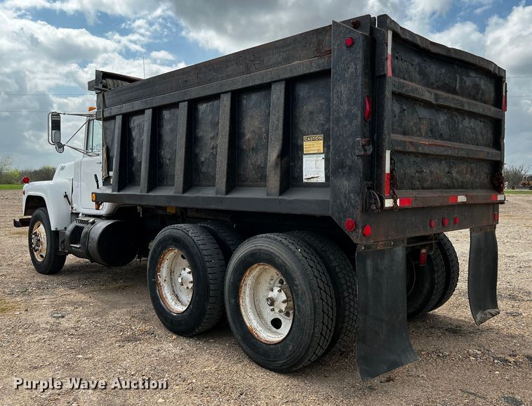 image for item DQ2004 1985 Mack  dump truck