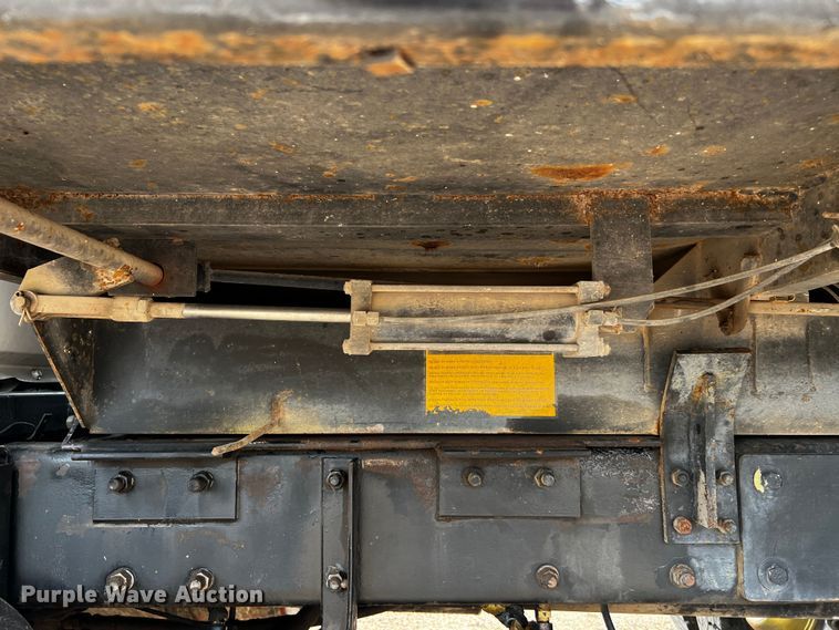 image for item DQ2004 1985 Mack  dump truck