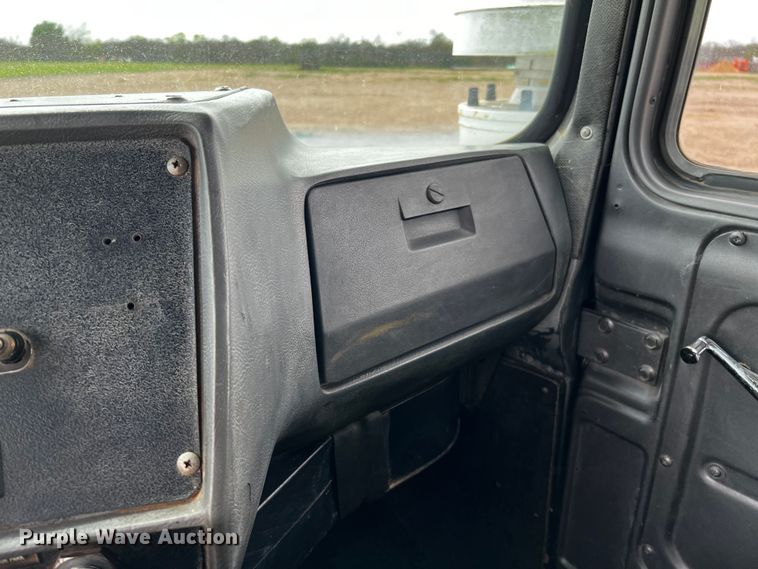 image for item DQ2004 1985 Mack  dump truck