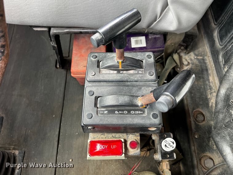 image for item DQ2004 1985 Mack  dump truck