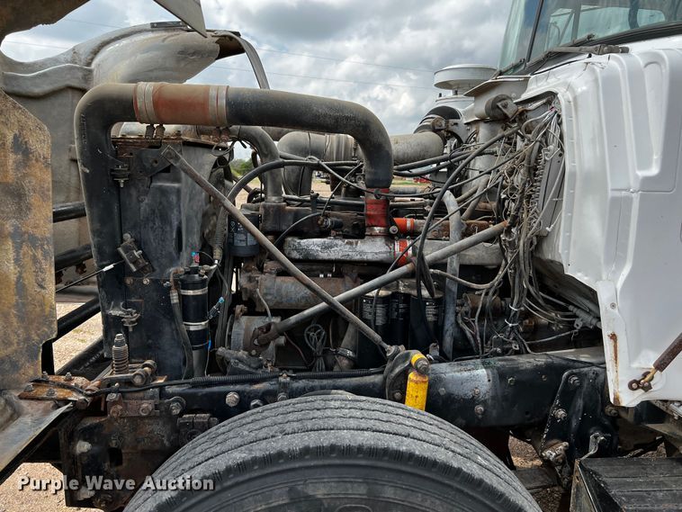 image for item DQ2004 1985 Mack  dump truck
