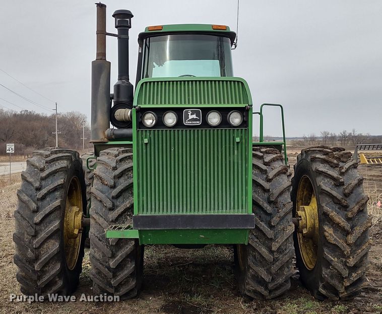 image for item DR8260 1995 John Deere 8770  4WD tractor