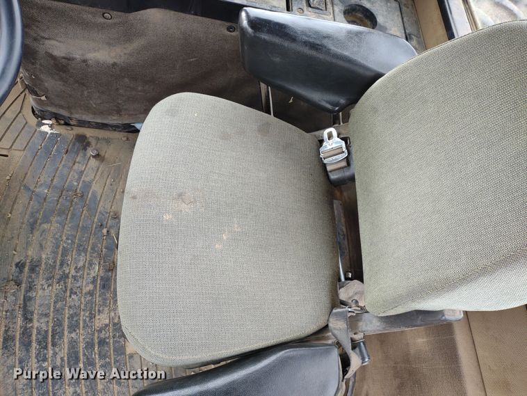 image for item DR8260 1995 John Deere 8770  4WD tractor