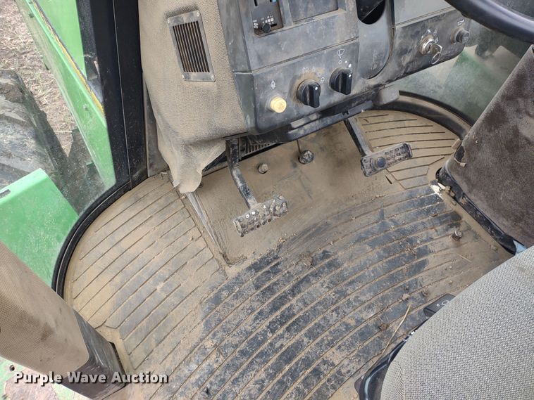 image for item DR8260 1995 John Deere 8770  4WD tractor