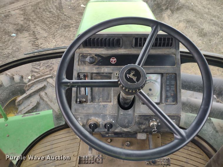image for item DR8260 1995 John Deere 8770  4WD tractor