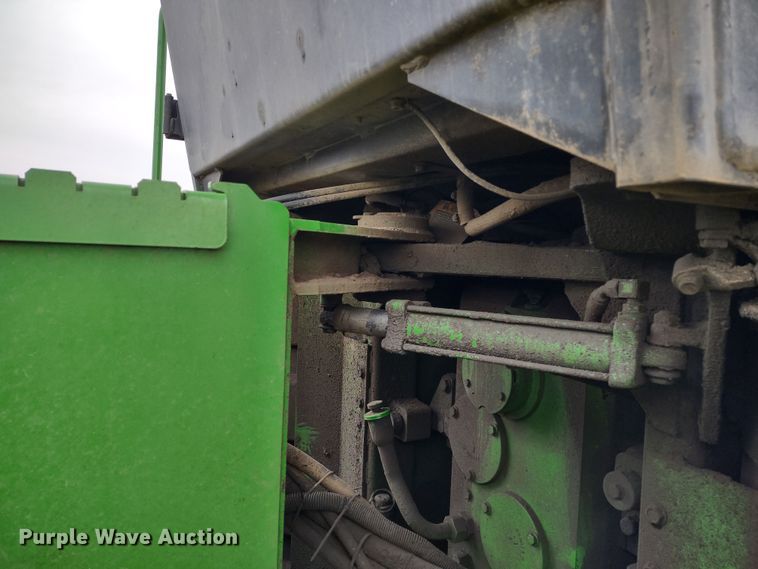 image for item DR8260 1995 John Deere 8770  4WD tractor