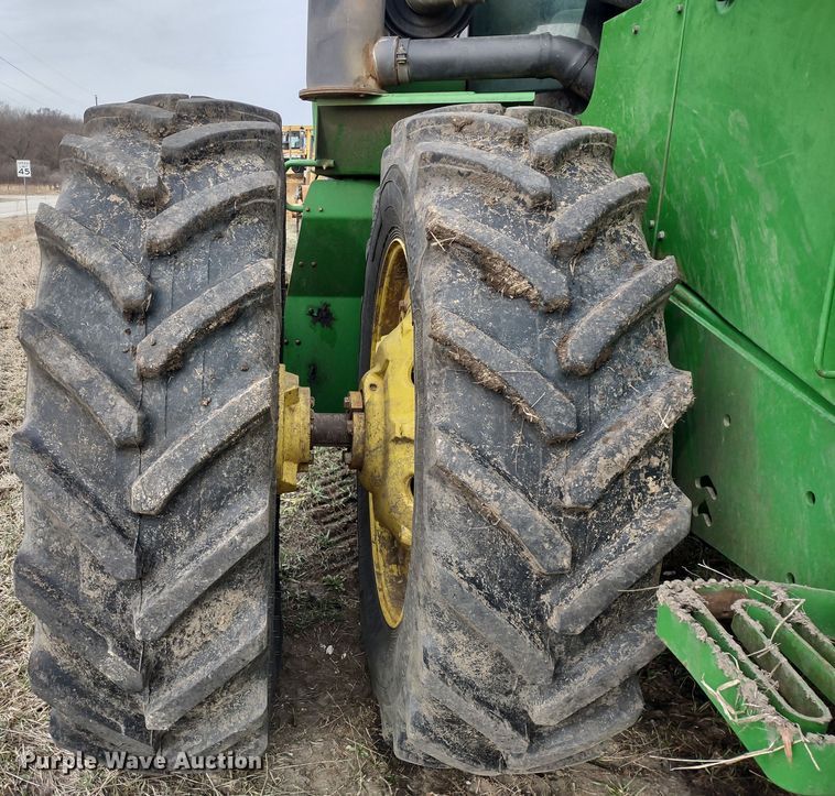 image for item DR8260 1995 John Deere 8770  4WD tractor