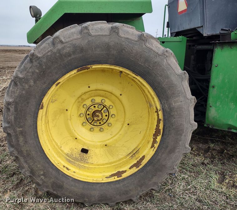 image for item DR8260 1995 John Deere 8770  4WD tractor