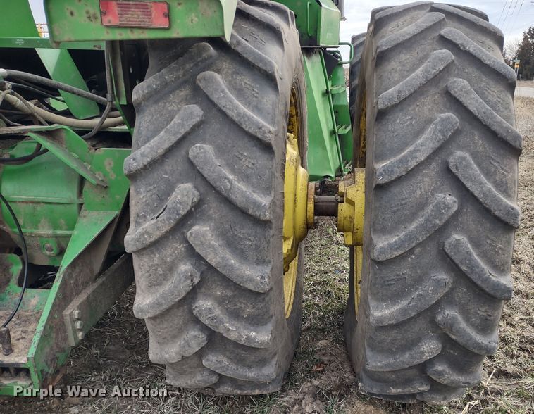 image for item DR8260 1995 John Deere 8770  4WD tractor