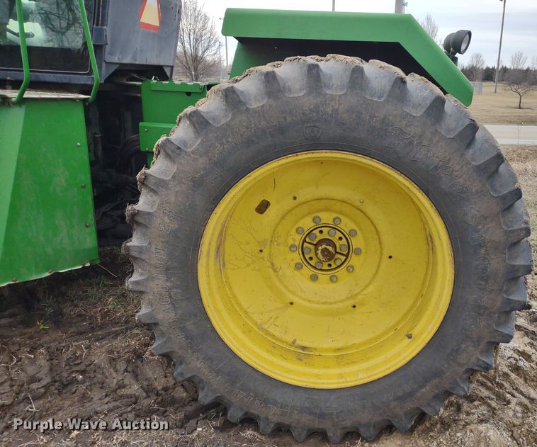 image for item DR8260 1995 John Deere 8770  4WD tractor