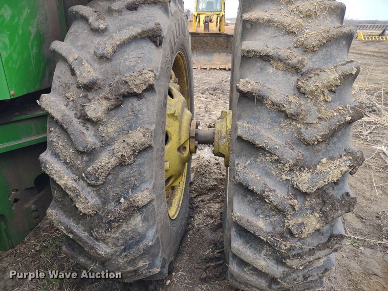 image for item DR8260 1995 John Deere 8770  4WD tractor