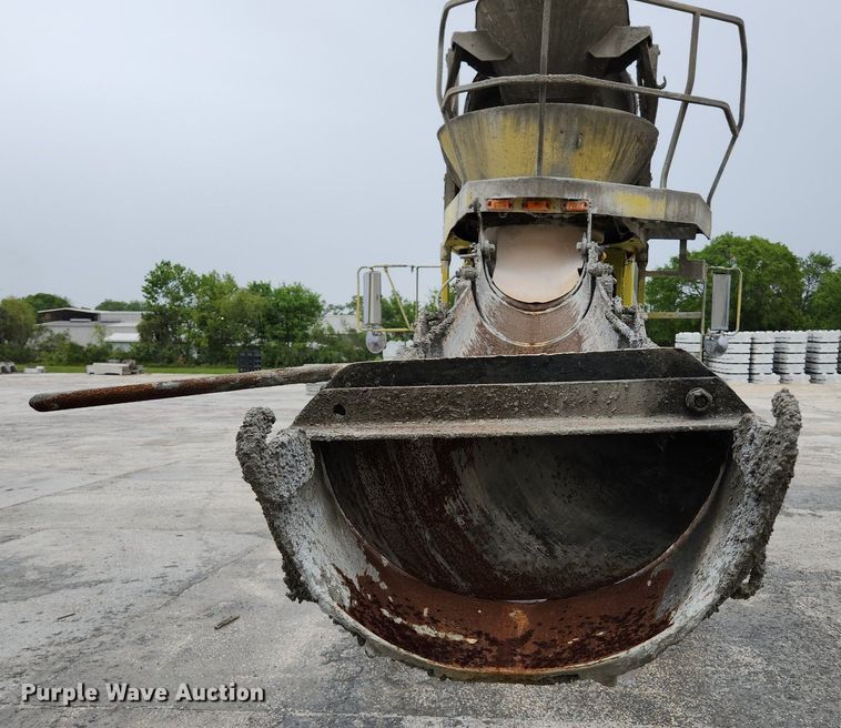 image for item EA9443 2003 Oshkosh S Series  ready mix truck