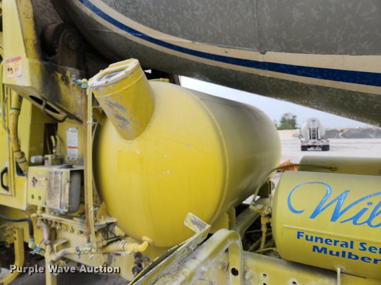 image for item EA9443 2003 Oshkosh S Series  ready mix truck