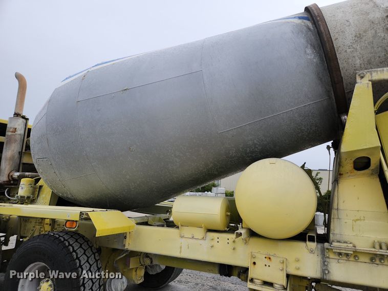 image for item EA9443 2003 Oshkosh S Series  ready mix truck