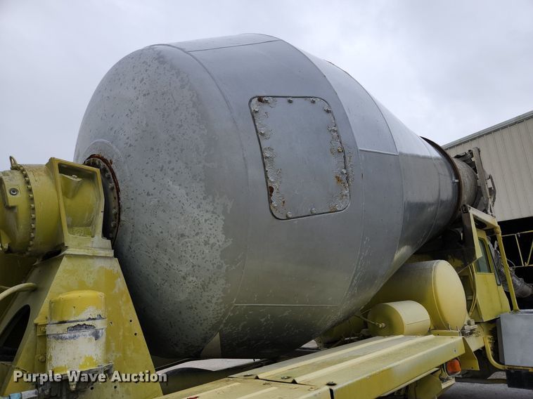 image for item EA9443 2003 Oshkosh S Series  ready mix truck