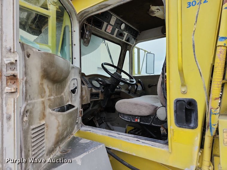 image for item EA9443 2003 Oshkosh S Series  ready mix truck