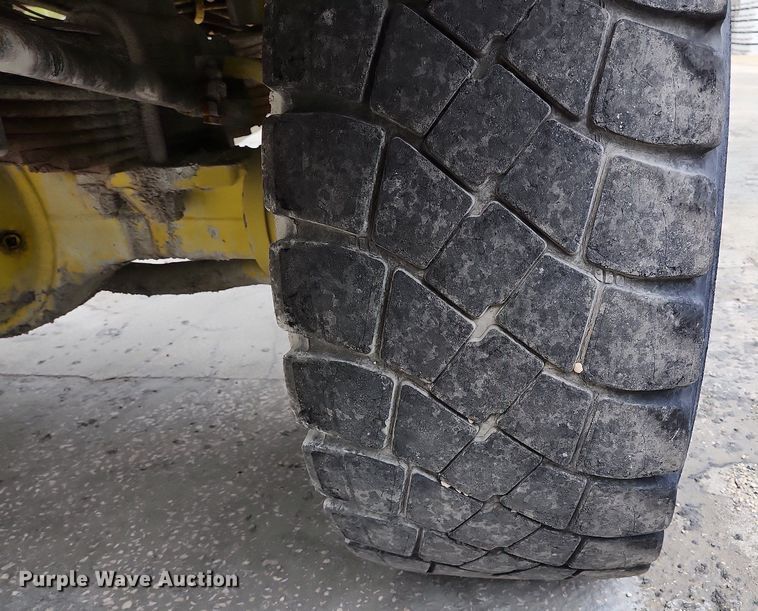 image for item EA9443 2003 Oshkosh S Series  ready mix truck